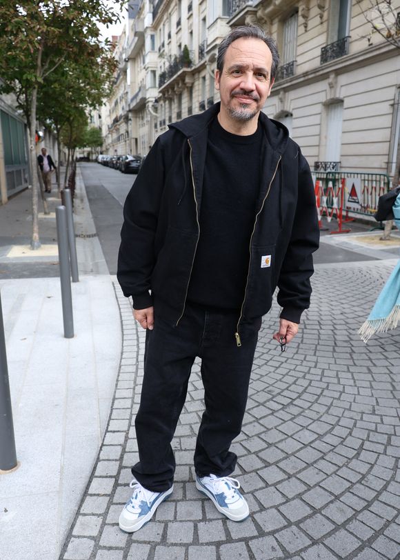 Exclusif - Alexandre Astier à la sortie des studios de RTL à Neuilly-sur-Seine, le 16 octobre 2025. 
© Agence / Bestimage