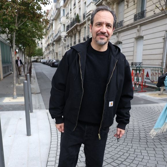Exclusif - Alexandre Astier à la sortie des studios de RTL à Neuilly-sur-Seine, le 16 octobre 2025. 
© Agence / Bestimage