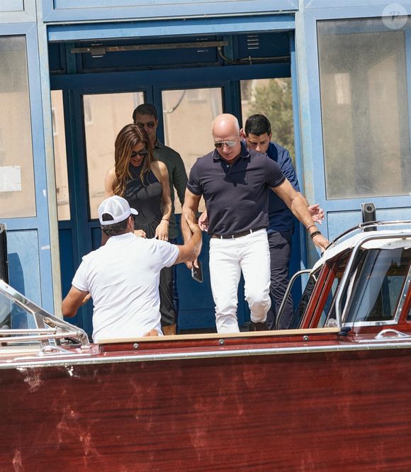 Le patron d'Amazon et sa fiancée vont prochainement se marier en Italie

Jeff Bezos et sa fiancée Lauren Sanchez accostent devant le palace Aman en gondole à Venise, la veille de leur mariage (26 - 28 juin 2025), le 25 juin 2025. Tout juste débarqués de l'hélicoptère, le couple, dont le mariage a fait couler beaucoup d'encre, s'apprête à rejoindre le palace Aman en gondole, en prévision du grand jour. Backgrid USA / Bestimage