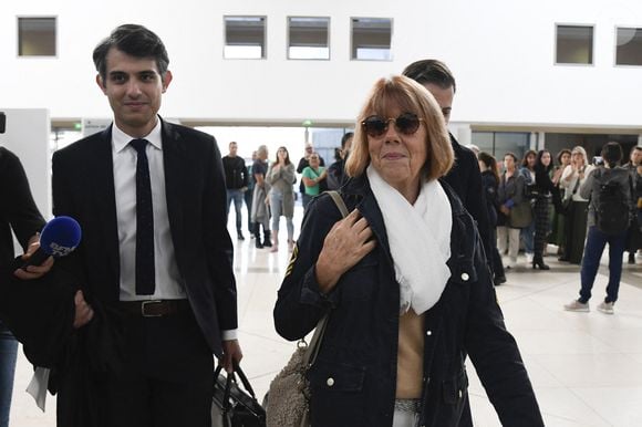 Gisèle Pelicot et ses avocats Antoine Camus et Stéphane Babonneau arrivent au procès des viols de Mazan au palais de justice d'Avignon le 23 septembre 2024. © William Cannarella/Panoramic/Bestimage