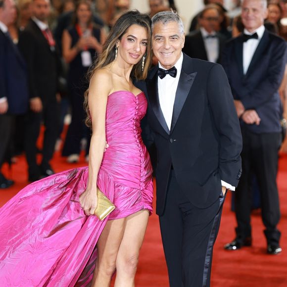 George Clooney et Amal Clooney assistent à la première de "Jay Kelly" au Festival international du film de Venise au Lido de Venise, le 28 août 2025. 

Photo : Backgrid USA / Bestimage