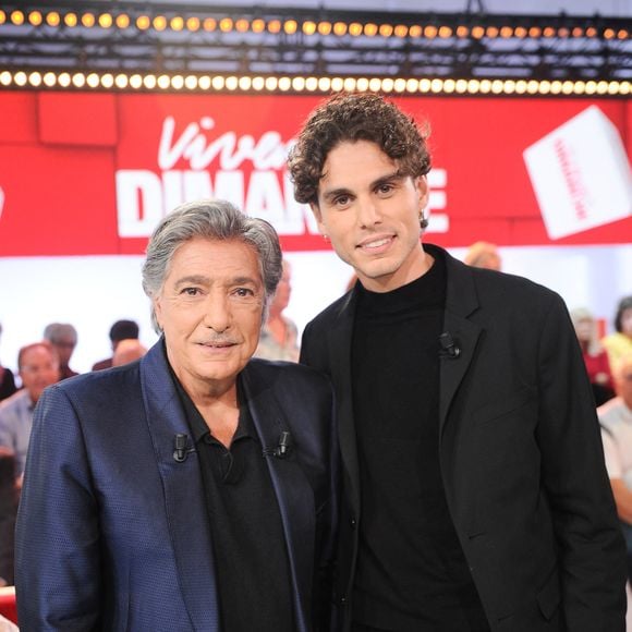 Le musicien s'est récemment produit aux côtés de son petit-fils Matéo dans l'émission "Vivement dimanche" le dimanche 9 novembre 2025 sur France 3

Exclusif - Frédéric François et son petit-fils Matéo lors de l'enregistrement de l'émission Vivement dimanche présentée par M.Drucker aux studios Rive Gauche, à Paris, France, le 1er octobre 2025. Diffusion sur France 3 le 9 novembre 2025. © Guillaume Gaffiot/Bestimage