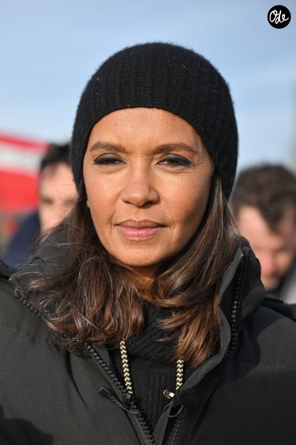 Comme elle l'avait annoncé la semaine dernière, l'animatrice de l'émission "L'amour est dans le pré", Karine Le Marchand, a amené près de 200 croissants aux agriculteurs sur un barrage sur l'autoroute A4 aux portes de Paris, pour leur affirmer son soutien. Le 29 janvier 2024
© Pierre Perusseau - Jeremy Melloul / Bestimage