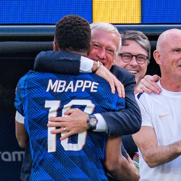 Kylian Mbappé et Didier Deschamps durant le match face à la Suède, pendant la Coupe du Monde 2026, le 30 juin 2026. 

© Bestimage