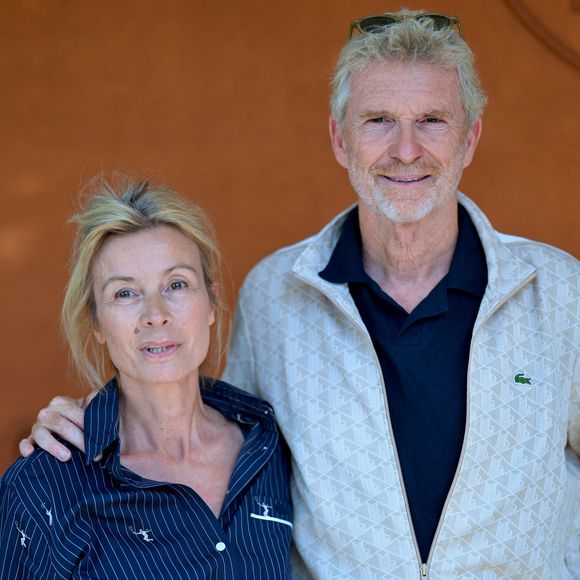 Quand Denis Brogniart n'est pas à la présentation d'une émission de télévision, il est un père de famille et un mari heureux...

Hortense Brogniart et Denis Brogniart assistent à la neuvième journée des Internationaux de France 2026 à Paris, France. Photo Franck Castel/Abaca