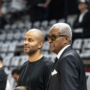 Tony Parker avec son fils Josh et son père Tony Parker Sr - Basket-ball : Betclic Elite - Villeurbanne Vs Nancy (115-71) à l’Astroballe de Villeurbanne le 28 septembre 2025. © Sandrine Thesillat / PsNewZ/Bestimage
