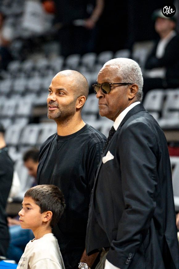 Tony Parker avec son fils Josh et son père Tony Parker Sr - Basket-ball : Betclic Elite - Villeurbanne Vs Nancy (115-71) à l’Astroballe de Villeurbanne le 28 septembre 2025. © Sandrine Thesillat / PsNewZ/Bestimage