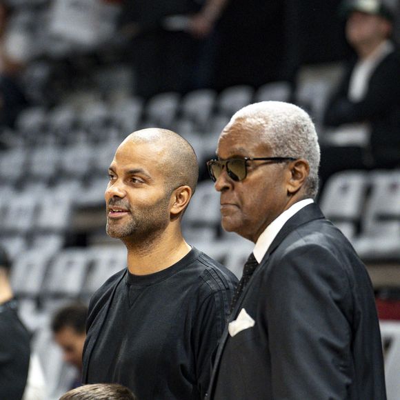 Tony Parker avec son fils Josh et son père Tony Parker Sr - Basket-ball : Betclic Elite - Villeurbanne Vs Nancy (115-71) à l’Astroballe de Villeurbanne le 28 septembre 2025. © Sandrine Thesillat / PsNewZ/Bestimage