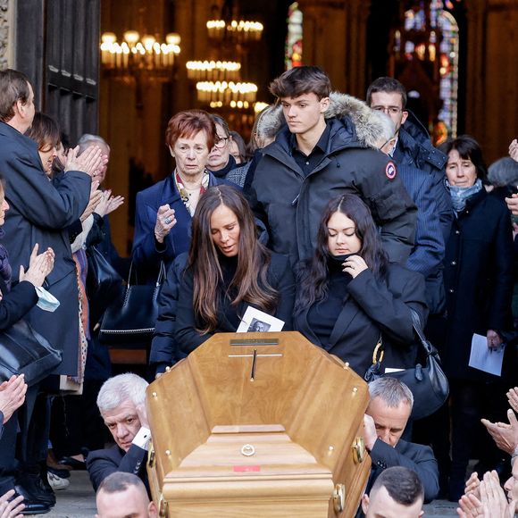 Et le moins que l'on puisse dire, c'est que la mort de l'animateur star du JT de 13h de TF1 en aura secoué plus d'un

Nathalie Marquay et ses enfants Lou et Tom - La famille de Jean-Pierre Pernaut à la sortie des obsèques en la Basilique Sainte-Clotilde à Paris le 9 mars 2022. © Cyril Moreau/Bestimage