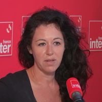 “J’en ai 4 à la maison” : Caroline Goldman, fille de Jean-Jacques et mère de famille nombreuse, donne son avis sur le débat qui a divisé les parents
