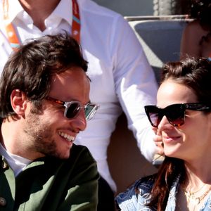 Il confie : "Euh par contre désolé je vois que ça s'enflamme mais cette tournée était celle de Florent il y a 10 ans, quand je faisais ses 1ères parties."

Vianney et sa femme Catherine Robert - Célébrités dans les tribunes des Internationaux de France de tennis de Roland Garros 2024 à Paris le 7 juin 2024.  © Jacovides-Moreau/Bestimage