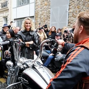 Laeticia Hallyday rencontre les bikers venus rendre hommage au chanteur lors de l'inauguration d'une plaque commémorative en hommage à Johnny Hallyday devant l'immeuble où le chanteur français a grandi dans le 9ème arrondissement de Paris, France, le 22 décembre 2023. © Dominique Jacovides/Bestimage