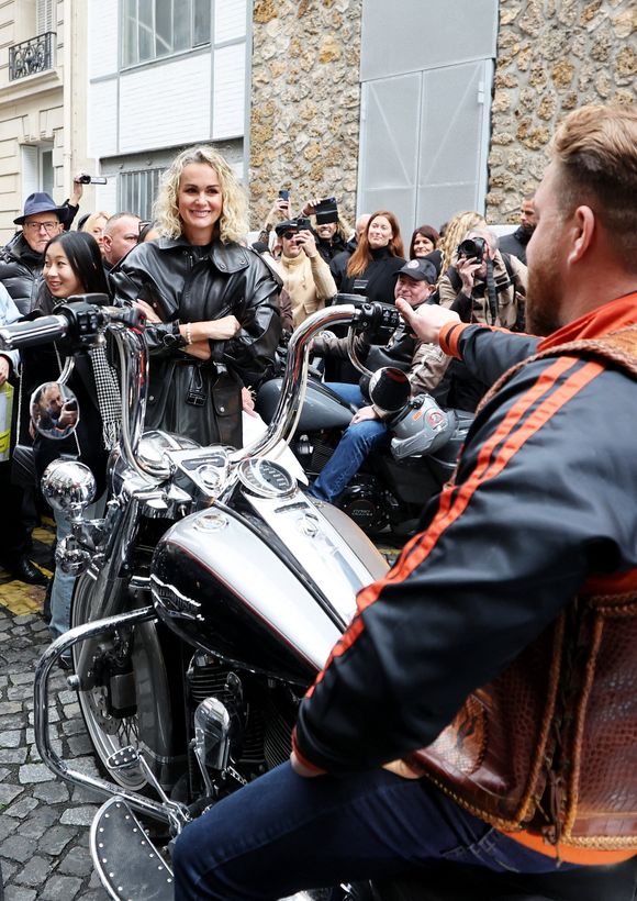 Laeticia Hallyday rencontre les bikers venus rendre hommage au chanteur lors de l'inauguration d'une plaque commémorative en hommage à Johnny Hallyday devant l'immeuble où le chanteur français a grandi dans le 9ème arrondissement de Paris, France, le 22 décembre 2023. © Dominique Jacovides/Bestimage