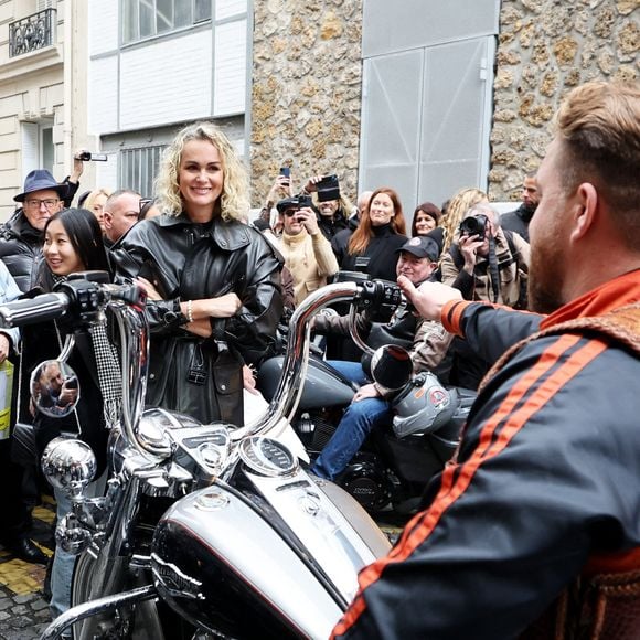 Laeticia Hallyday rencontre les bikers venus rendre hommage au chanteur lors de l'inauguration d'une plaque commémorative en hommage à Johnny Hallyday devant l'immeuble où le chanteur français a grandi dans le 9ème arrondissement de Paris, France, le 22 décembre 2023. © Dominique Jacovides/Bestimage