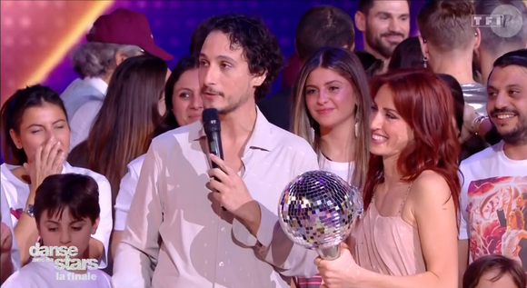 Samuel Bambi défend sa coach, soulignant une méthode directe mais efficace.

Finale de Danse avec les stars - capture d'écran TF1