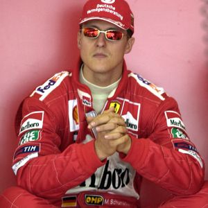 Le pilote allemand de Ferrari, Michael Schumacher, antento à l'écran des résultats pendant l'entraînement officiel dans lequel il a marqué la "Pole Position" (1:18,201) du Grand Prix d'Espagne de Formule 1, qui a lieu dans le Circuit de Catalunya, Espagne le 28 avril 2001. Photo by Lluis Gene/EFE/ABACAPRESS.COM
