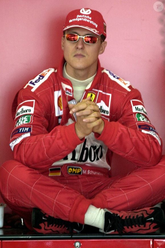 Le pilote allemand de Ferrari, Michael Schumacher, antento à l'écran des résultats pendant l'entraînement officiel dans lequel il a marqué la "Pole Position" (1:18,201) du Grand Prix d'Espagne de Formule 1, qui a lieu dans le Circuit de Catalunya, Espagne le 28 avril 2001. Photo by Lluis Gene/EFE/ABACAPRESS.COM