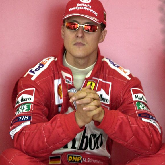 Le pilote allemand de Ferrari, Michael Schumacher, antento à l'écran des résultats pendant l'entraînement officiel dans lequel il a marqué la "Pole Position" (1:18,201) du Grand Prix d'Espagne de Formule 1, qui a lieu dans le Circuit de Catalunya, Espagne le 28 avril 2001. Photo by Lluis Gene/EFE/ABACAPRESS.COM