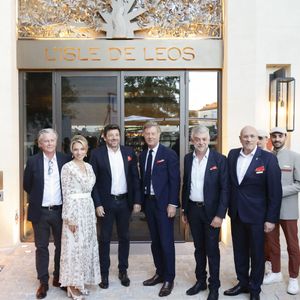 À L’Isle-sur-la-Sorgue, dans le Vaucluse, Prune Frassi vient d’être mise à l’honneur par L’Isle de Leos MGallery Collection, l’hôtel cinq étoiles associé à Patrick Bruel.
Exclusif - Jean-Philippe Nuel (Architecte d’intérieur), Maud Bailly (Directrice générale Sofitel, MGallery & Emblems), Sébastien Bazin (PDG du groupe Accor), Patrick Bruel, Pierre Gonzalvez (Maire de l’Isle sur la Sorgue), Emmanuel Borla (Directeur de l’hôtel) - Patrick Bruel inaugure son hôtel cinq étoiles "L'Isle de Leos MGallery" à L'Isle-sur-la-Sorgue, France © Jack Tribeca / Bestimage