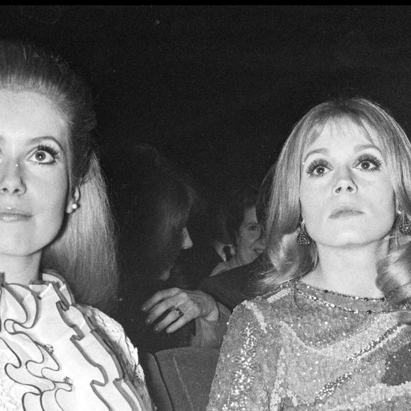 Françoise Dorléac est la soeur de Catherine Deneuve. Elles ont joué ensemble dans les Demoiselles de Rochefort.

Catherine Deneuve et Françoise Dorléac à la première des Demoiselles de Rochefort en 1967. Photo : Agence/Bestimage