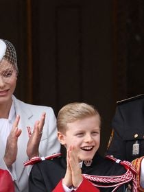 La princesse Gabriella de Monaco, élégante en robe rouge, et le prince Jacques en uniforme de carabinier : les jumeaux tout sourire au balcon du palais pour la Fête Nationale