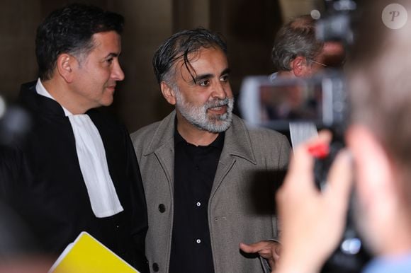 Il met aussi parfois en question le témoignage de Kim Kardashian, notamment au sujet du déroulé des faits. 

Procès du braquage de Kim Kardashian - Abderrahmane Ouatik (veilleur de nuit dans la résidence hôtelière de luxe où séjournait la star américaine) s'exprime devant les caméras avec ses avocats au Palais de Justice de Paris le 13 mai 2025. Attendue ce mardi à la barre du palais de justice de Paris, la star américaine doit décrire cette nuit qui l’a «traumatisée», selon ses mots. Des malfrats sont jugés pour lui avoir dérobé neuf millions d’euros de bijoux en pleine Fashion Week en 2016. © Yoann Ouahcene/Bestimage