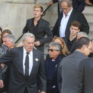 En témoigne donc la présence du Guépard à ses obsèques 

Monseigneur Di Falco, Pascal Desprez, Alain Delon, Anthony Delon, Yves Dahan - Sorties des obsèques de Mireille Darc en l'église Saint-Sulpice à Paris. Le 1er septembre 2017
Agence / Bestimage