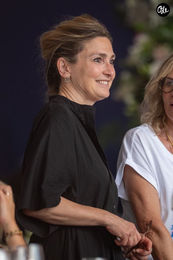 Exclusif - Julie Gayet dans l'espace VIP, lors de la 12ème édition Longines Paris Eiffel Jumping au pied de la Tour Eiffel sur le Champ-de-Mars à Paris, le 19 juin 2026. 

© Perusseau-Veeren/Bestimage