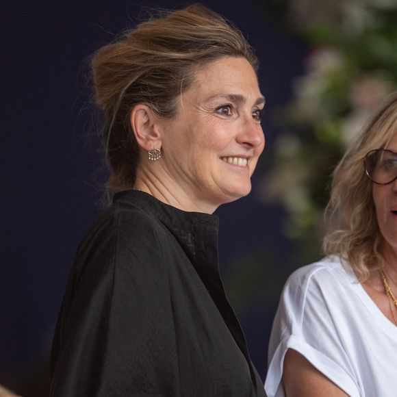 Exclusif - Julie Gayet dans l'espace VIP, lors de la 12ème édition Longines Paris Eiffel Jumping au pied de la Tour Eiffel sur le Champ-de-Mars à Paris, le 19 juin 2026. 

© Perusseau-Veeren/Bestimage