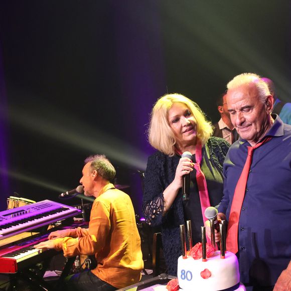 Exclusif - Michel Fugain et sa femme Sanda avec le gâteau d'anniversaire à la fin du concert "Michel Fugain fait Bandapart" pour les 80 ans du chanteur à Bobino à Paris le 12 Mai 2022. © Bertrand Rindoff/Bestimage