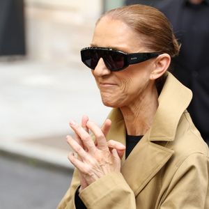 Céline Dion acclamée par ses fans à son arrivée au palace Royal Monceau à Paris, le 28 août 2026. Photo par Denis Guignebourg / Bestimage