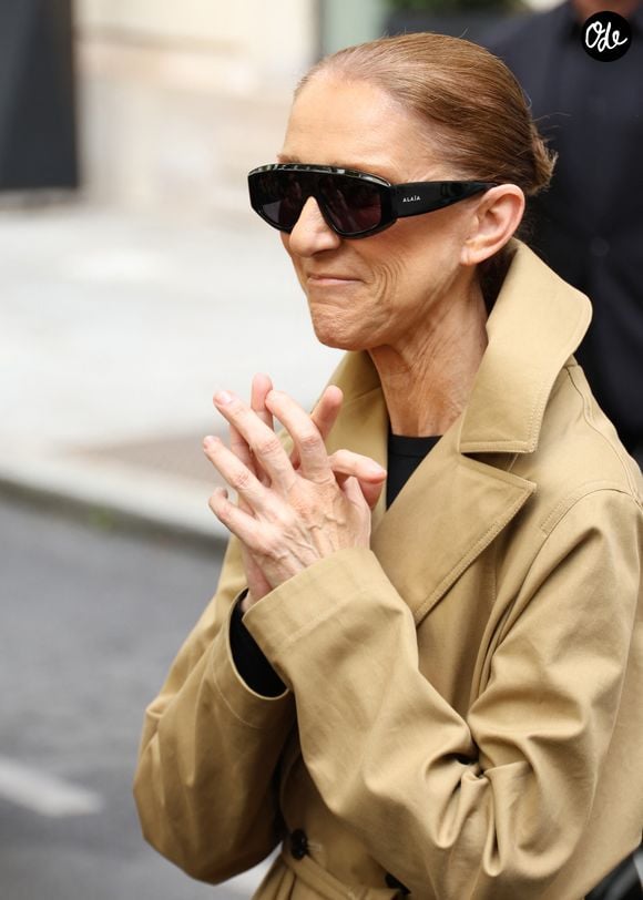 Céline Dion acclamée par ses fans à son arrivée au palace Royal Monceau à Paris, le 28 août 2026. Photo par Denis Guignebourg / Bestimage