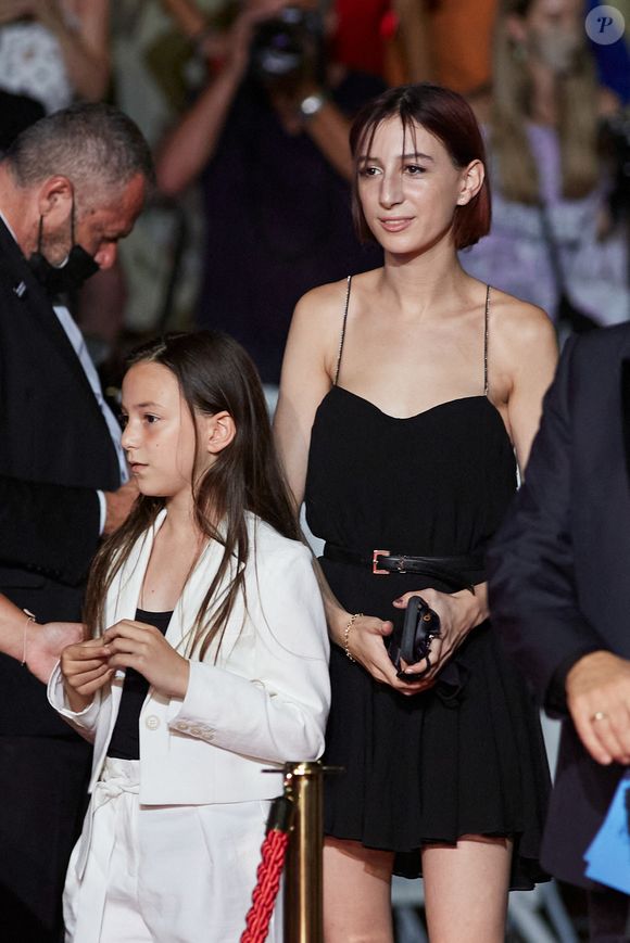 L'adolescente, qui fêtera bientôt ses 14 ans, a bien grandi

Alice et Joe Attal (les filles de Charlotte Gainsbourg) - Montée des marches du film «Jane par Charlotte» lors du 74ème Festival International du Film de Cannes. Le 7 juillet 2021
© Borde-Jacovides-Moreau / Bestimage