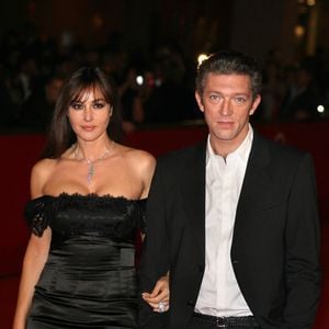 En effet, l'actrice a eu deux filles lors de son mariage avec Vincent Cassel : Deva Cassel et Léonie Cassel...

Monica Bellucci et Vincent Cassel arrivant sur le tapis rouge pour la projection de "L'homme qui aime" lors du 3e Festival du film de Rome, en Italie, le 23 octobre 2008. Photo de Denis Guignebourg/Abaca