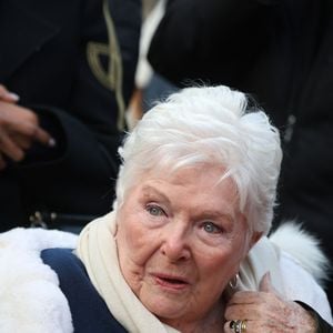 Actuellement en pleine compagne de mobilisation, elle a fait passer un message poignant : "Le vaccin est notre plus grand défi. Je vous le dis, nous l’obtiendrons."
Line Renaud - Line Renaud, 97 ans, a inauguré un jardin public qui porte son nom, à Lille, France, le mercredi 17 décembre 2025.
© Claude Dubourg/Bestimage