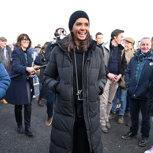 Comme elle l'avait annoncé la semaine dernière, l'animatrice de l'émission "L'amour est dans le pré", Karine Le Marchand, a amené près de 200 croissants aux agriculteurs sur un barrage sur l'autoroute A4 aux portes de Paris, pour leur affirmer son soutien. Le 29 janvier 2024 © Pierre Perusseau - Jeremy Melloul / Bestimage