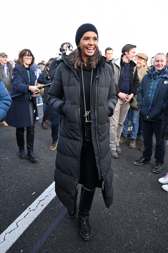 Comme elle l'avait annoncé la semaine dernière, l'animatrice de l'émission "L'amour est dans le pré", Karine Le Marchand, a amené près de 200 croissants aux agriculteurs sur un barrage sur l'autoroute A4 aux portes de Paris, pour leur affirmer son soutien. Le 29 janvier 2024 © Pierre Perusseau - Jeremy Melloul / Bestimage