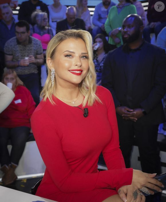 Exclusif - Kelly Vedovelli sur le plateau de l'émission "TPMP" diffusée en direct sur C8, le 2 janvier 2023.

Photo : Jack Tribeca / Bestimage
