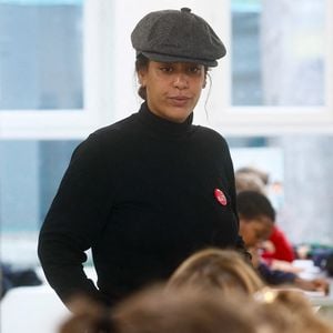 Exclusif - La chanteuse française Amel Bent lors de la lecture de la dictée ELA, avec le texte "Un monde sans frontières" de Sabyl Ghoussoub, prix Goncourt des Lycéens 2022 pour le lancement de la 20ème édition de la campagne "Mets tes baskets et bats la maladie"  en soutien à l'Association Européenne de Leucodystrophie (ELA) à l'école Commandant Charcot à Neuilly-sur-Seine, France, le 16 octobre 2023. © Christophe Clovis/Bestimage