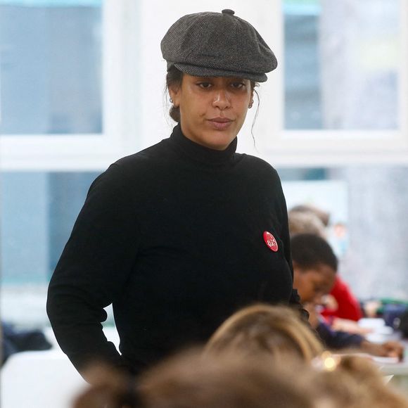 Exclusif - La chanteuse française Amel Bent lors de la lecture de la dictée ELA, avec le texte "Un monde sans frontières" de Sabyl Ghoussoub, prix Goncourt des Lycéens 2022 pour le lancement de la 20ème édition de la campagne "Mets tes baskets et bats la maladie"  en soutien à l'Association Européenne de Leucodystrophie (ELA) à l'école Commandant Charcot à Neuilly-sur-Seine, France, le 16 octobre 2023. © Christophe Clovis/Bestimage