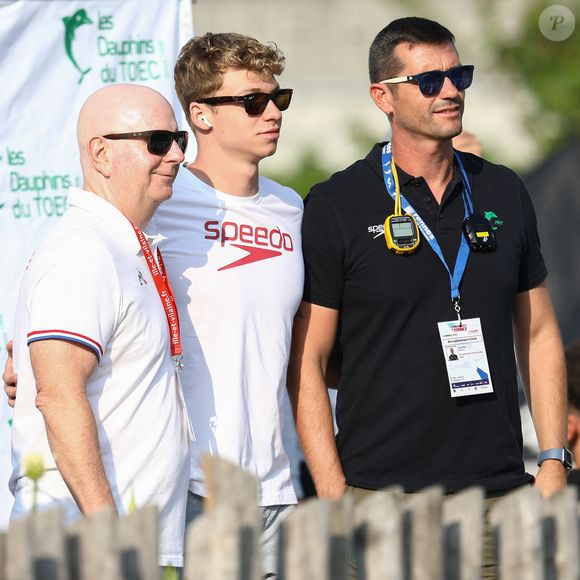 Léon Marchand, Bob Bowman et Nicolas Castel lors des championnats de France Élites en grand bassin de natation à Rennes, France, le 15 juin 2023. © Mickael Chavet/Zuma Press/Bestimage