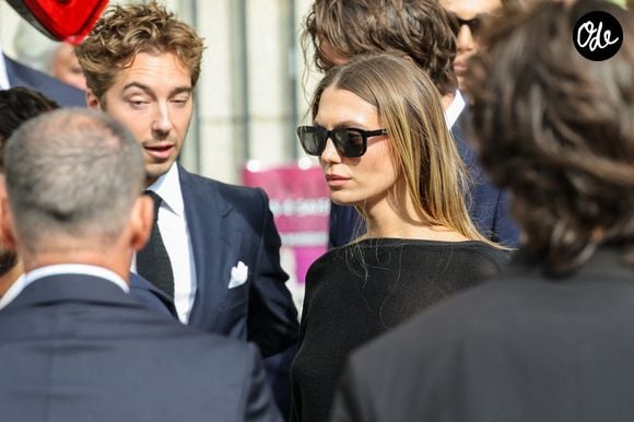 Héloïse Agostinelli, la fille de la défunte - Sortie des obsèques de Mathilde Favier en l'église Saint-Sulpice à Paris le 31 aout 2026. © Dominique Jacovides-Cyril Moreau/Bestimage
