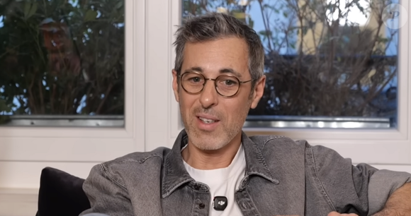 Papa gaga de son labrador Wendy, il confie que posséder un chien a profondément enrichi sa vie.

Michael Goldman sur Youtube