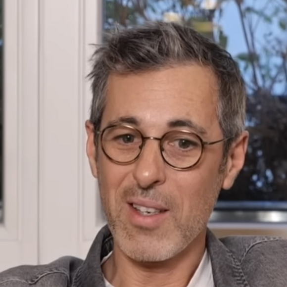 Papa gaga de son labrador Wendy, il confie que posséder un chien a profondément enrichi sa vie.

Michael Goldman sur Youtube