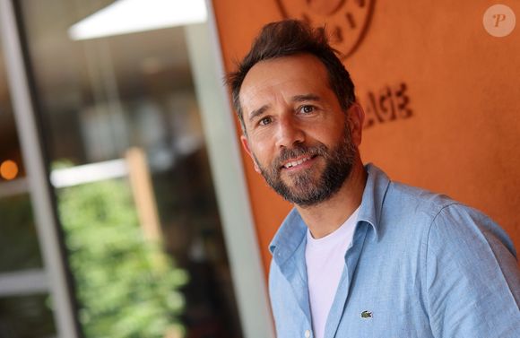 C'est d'ailleurs lors de ce voyage que l'auteur a eu l'idée de créer l'intrigue de son premier roman. 

Ismaël Khelifa au village lors des Internationaux de France de tennis de Roland Garros 2024, à Paris, France, le 3 juin 2024. © Jacovides-Moreau/Bestimage