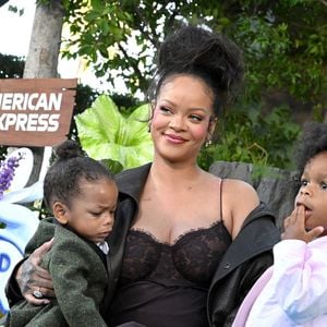Leurs looks coordonnés, à la fois élégants et inattendus, ont conquis les internautes et repositionné l’image de la mode enfantine dans un univers couture.

Le 13 juillet 2025, Rihanna et ses fils Riot Rose Mayers et RZA Athelston Mayers ont assisté à la première à Los Angeles du film “Les Schtroumpfs” produit par Paramount Pictures, aux studios Paramount à Los Angeles, Californie (réf. : 250713A1). GOFF INF / BESTIMAGE