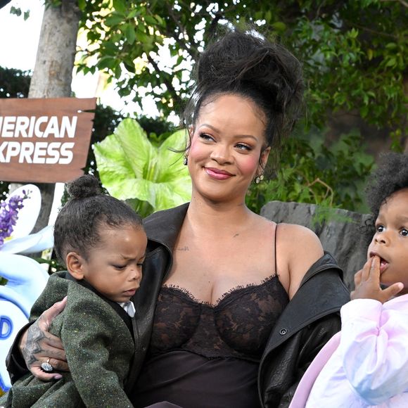 Leurs looks coordonnés, à la fois élégants et inattendus, ont conquis les internautes et repositionné l’image de la mode enfantine dans un univers couture.

Le 13 juillet 2025, Rihanna et ses fils Riot Rose Mayers et RZA Athelston Mayers ont assisté à la première à Los Angeles du film “Les Schtroumpfs” produit par Paramount Pictures, aux studios Paramount à Los Angeles, Californie (réf. : 250713A1). GOFF INF / BESTIMAGE