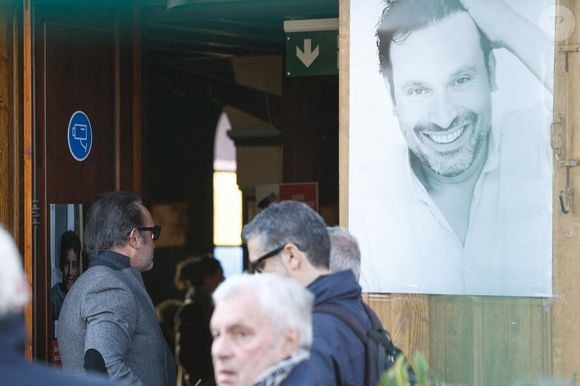 Une semaine après sa disparition, famille, amis et personnalités se sont réunis à Joinville-le-Pont pour dire adieu à l'acteur tant aimé.

Jean Dujardin - Arrivées aux obsèques de Bruno Salomone en l'église Sainte-Anne de Polangis de Joinville-le-Pont (Val-de-Marne) le 23 mars 2026. © Cyril Moreau - Dominique Jacovides / Bestimage
