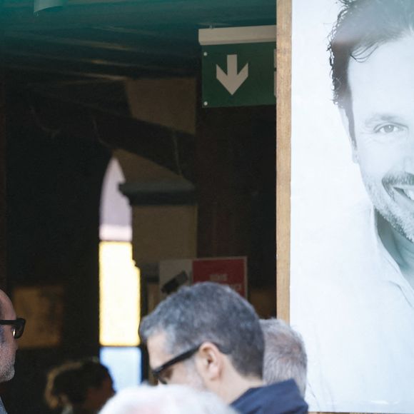 Une semaine après sa disparition, famille, amis et personnalités se sont réunis à Joinville-le-Pont pour dire adieu à l'acteur tant aimé.

Jean Dujardin - Arrivées aux obsèques de Bruno Salomone en l'église Sainte-Anne de Polangis de Joinville-le-Pont (Val-de-Marne) le 23 mars 2026. © Cyril Moreau - Dominique Jacovides / Bestimage