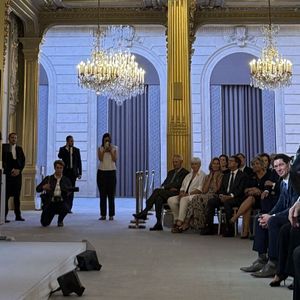 Emmanuel Macron, Hugues Aufray - Hugues Aufray (97 ans) a été élevé au rang de commandeur de l'ordre national du Mérite par Emmanuel Macron au palais de l’Elysée à Paris le 15 septembre 2026. | 00770130